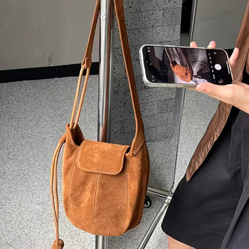 Frosted Suede Bucket Bag Pumpk - Interior Design High End 리뷰 및 가격